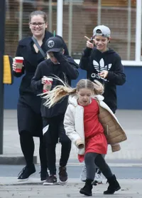 FOTO: Kakak & Ibunya Sporty, Harper Beckham Cantik Pakai Dress