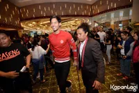 FOTO: Kaki Diperban, Richard Kyle Tetap Hadiri Premiere 'JOMBLO'
