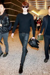 FOTO: Kaki Jenjang Model Aktor Ganteng Lee Jong Suk & Kim Woo Bin