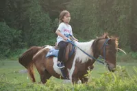 Foto Kala Madali Anak Zaskia Adya Mecca dengan Rambut Blonde, Bikin Baju dari Kantong Plastik dan Daun