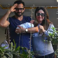 FOTO Kareena, Saif & BabyTaimur Pulang Dari RS, Ramah Sapa Media