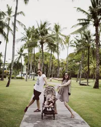 FOTO: Ke Bali, Ringgo Agus dan Sabai Ajak Anak Berenang di Laut