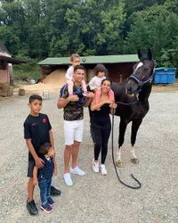 FOTO: Kebersamaan Cristiano Ronaldo & Georgina Rodriguez Saat Asuh Anak, So Sweet!