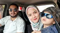 FOTO Kebersamaan Manis Revalina S Temat Bersama Sang Suami & Anak