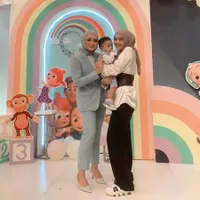Foto Kebersamaan Putri Delina & Nathalie Holscher di Ultah Adzam, Cium Pipi dan Tangan Mantan Ibu Sambung