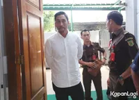 FOTO: Kecewa Sidang Putusan Ditunda, Restu Sinaga Dikecup Pacar