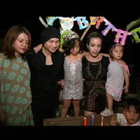 FOTO: Kedekatan Anak Anji - Sheila Marcia Leticia & Adik-Adiknya