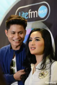 FOTO: Kedekatan Mesra Esal Revano Dengan Janda Cantik & Tajir