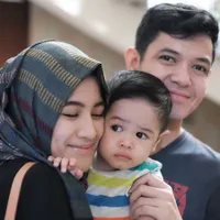 FOTO: Kehangatan Keluarga Alyssa & Dude, Bahagia Rawat Anak