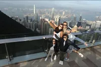 FOTO: Kekompakan Keluarga Mona Ratuliu Saat Liburan ke Hongkong