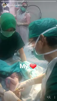 FOTO: Kelahiran Anak Pertama Raya Kohandi, Punya Alis Lucu!