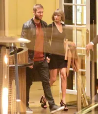 FOTO: Keluar Dari Hotel, Calvin Harris & Taylor Swift Mesra Manis