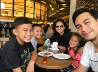 FOTO Keluarga Donna - Darius Sinathrya Football Trip ke Singapura