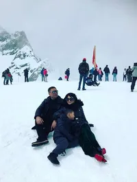 FOTO: Keluarga KD - Raul Lemos Jelajah Gunung Salju di Swiss!