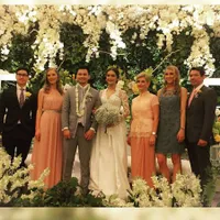 Foto Keluarga Mertua Nabila Syakieb Saat Resepsi, Ganteng-Cantik!