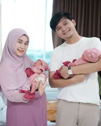 Foto Keluarga Pertama Anisa Rahma dan Suami Bareng Si Kembar Alma & Alsha, Penantian Empat Tahun