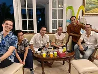 Foto Keluarga Syach Kompak Rayakan Lebaran, Kehadiran Istri Teddy Syach yang Syar'i Jadi Sorotan