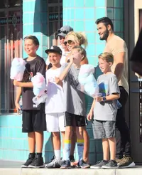 FOTO: Kemesraan Britney Spears & Brondongnya di Disneyland, Manis