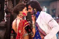FOTO Kemesraan Deepika Padukone - Ranveer Singh, Bakal Menikah!
