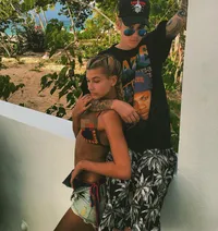FOTO: Kemesraan Intim Justin Bieber - Hailey Baldwin, Bikin Iri!