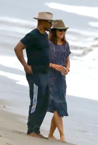 FOTO: Kemesraan Katie Holmes & Jamie Foxx di Pantai, So Sweet