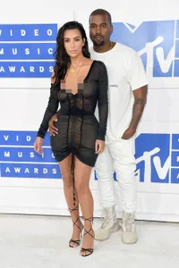 FOTO: Kemesraan Kim K - Kanye West di Red Carpet VMA Bikin Iri