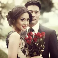FOTO: Kemesraan Rini Yulianti dan Suami Asal Korea Yang Mualaf