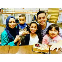 FOTO: Kemesraan Rionaldo Stockhorst Bareng Istri Berhijab & Anak