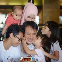 FOTO: Kemesraan Rumah Tangga Zaskia & Hanung, Hangat Bikin Baper