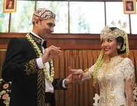 FOTO: Kemesraan Sheny Andrea dan Suami Bule Gantengnya