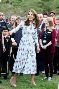 FOTO: Kenakan Dress Floral di Taman Istana, Kate Middleton Makin Cantik & Elegan
