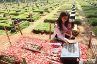 FOTO: Kenang 100 Hari Meninggalnya Jupe, Sarwendah Sambangi Makam