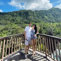 Foto Kencan Mantan Pebulutangkis Ricky Subagja dengan Istrinya yang Lebih Muda 26 Tahun, Ciuman Kayak ABG Kasmaran