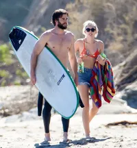 FOTO: Kencan Romantis di Pantai, Liam Gandeng Mesra Miley Cyrus