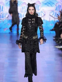 FOTO: Kendall - Gigi & Bella Hadid di Runway NYFW, Cantik Menawan
