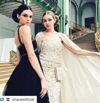 FOTO: Kendall Jenner & Gigi Hadid Tampil Bareng di Runway Chanel