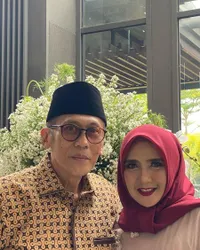 Foto Keromantisan Yati Octavia dan Pangky Suwito Setelah 42 Tahun Menikah, Peluk Cium & Lengket Kayak Prangko