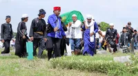 FOTO: Ketegaran Opick Saat Prosesi Pemakaman Wulan Mayasari