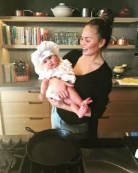 FOTO: Ketika Artis Hollywood Santai di Rumah, Sibuk Ngapain Sih?