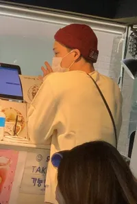 Foto Ketika Kai EXO di Cafe Saudaranya, Dilayani dan 'Diusir' Kakak Sendiri