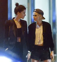 FOTO: Ketika Kristen Stewart Gandeng & Cium Mesra St Vincent