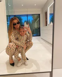 FOTO: Ketika Kylie Jenner & Stormi Webster Kembaran Baju, Nggemesin Banget!