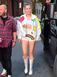 FOTO: Ketika Miley Cyrus Terang-Terangan Support LGBTQ Pride