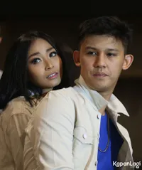 FOTO: Ketika Rinni Wulandari & Jevin Julian Saling Peluk Mesra! 