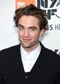 FOTO: Ketika Robert Pattinson Pakai Celana Pendek ke Red Carpet