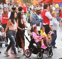 FOTO: Kim K & Kanye Ajak North West Jalan-Jalan ke Disneyland