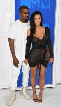 FOTO: Kim Kardashian & Kanye Tersenyum Bahagia Bersama North West