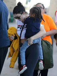 FOTO: Kim Kardashian Gendong Baby Saint, North West Malah Nangis