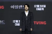 Foto Kim Nam Gil dan Lee Da Hee di Preskon 'ISLAND', Rekan yang Kompak Banget Selama Syuting di Jeju
