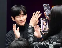 Foto Kim Soo Hyun Pose Gemes Buat Fans di Event Jam Tangan, Visual di Dunia Nyata Makin Bikin Jatuh Cinta